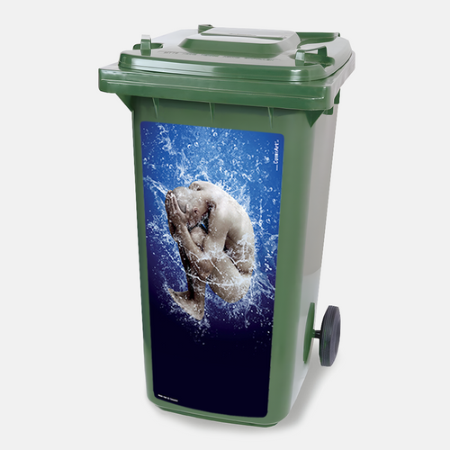 Kliko sticker Aqua Man met een zwemmer onder water in blauwtinten geplakt op een kliko afvalcontainer