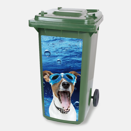 Kliko sticker Diving Dog met een duikende hond onder water geplakt op een kliko afvalcontainer