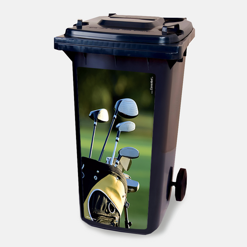 Kliko sticker Golf Bag met een golftas met clubs op een groene fairway geplakt op een kliko afvalcontainer