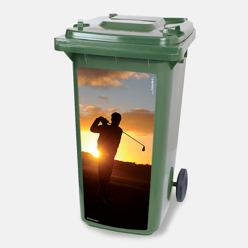 Kliko sticker Golf Sunrise met een golfer bij zonsopkomst in warme oranje tinten geplakt op een kliko afvalcontainer