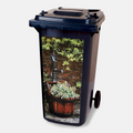 Kliko sticker Waterpomp: een oude waterpomp tussen bloemen en planten, vinylsticker van 80 x 37 cm
