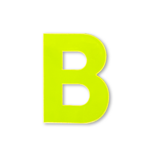Huisletter sticker met geel reflecterende letter B geplakt op een kliko afvalcontainer