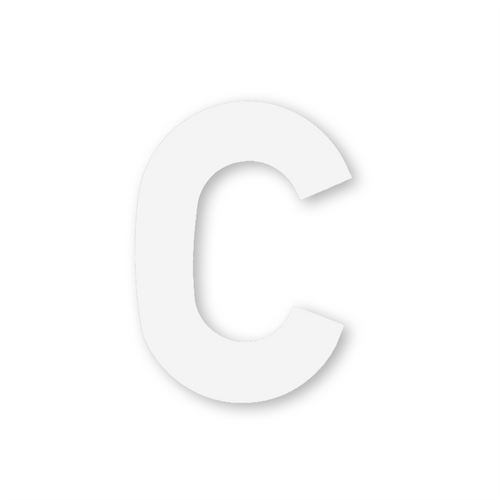 Huisletter sticker met witte letter C geplakt op een kliko afvalcontainer